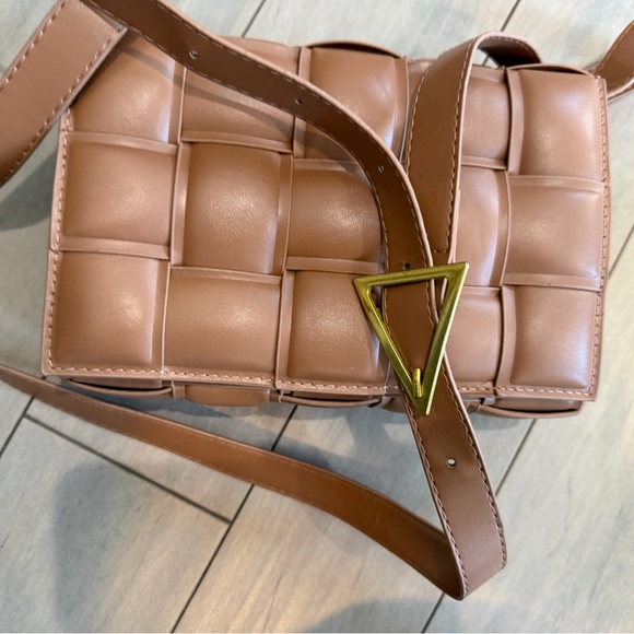 NWOT: Tan Woven Padded Cassette Crossbody Bag - Picture 4 of 9
